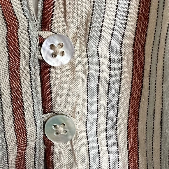 Amuse Society 100% Viscose lightweight shirt. Size Large - Picture 3 of 4